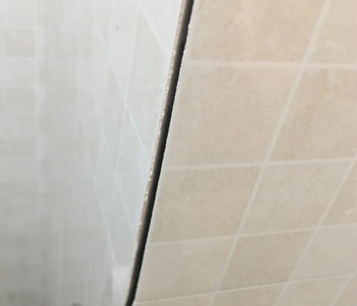 鹤山瓷砖空鼓维修公司分享阳台瓷砖脱落的修复过程可以分为以下几个步骤