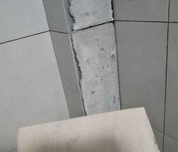 鹤山瓷砖空鼓维修公司分享下厨房瓷砖脱落的补救措施。